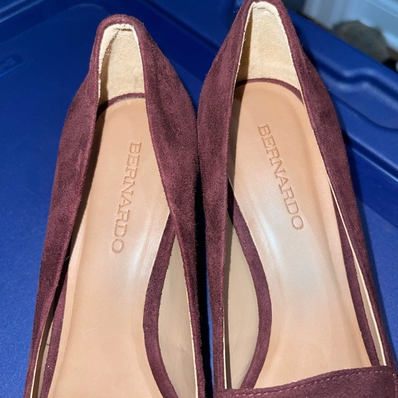 NWOT BERNARDO Avery Suede Pumps in Burgundy with Gold Chain Size 7.5 - Picture 13 of 13